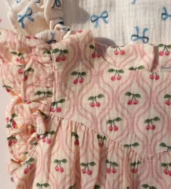 Sommerdragt - Musselin - Coco - Cherry Pink Motif|Konges Sløjd