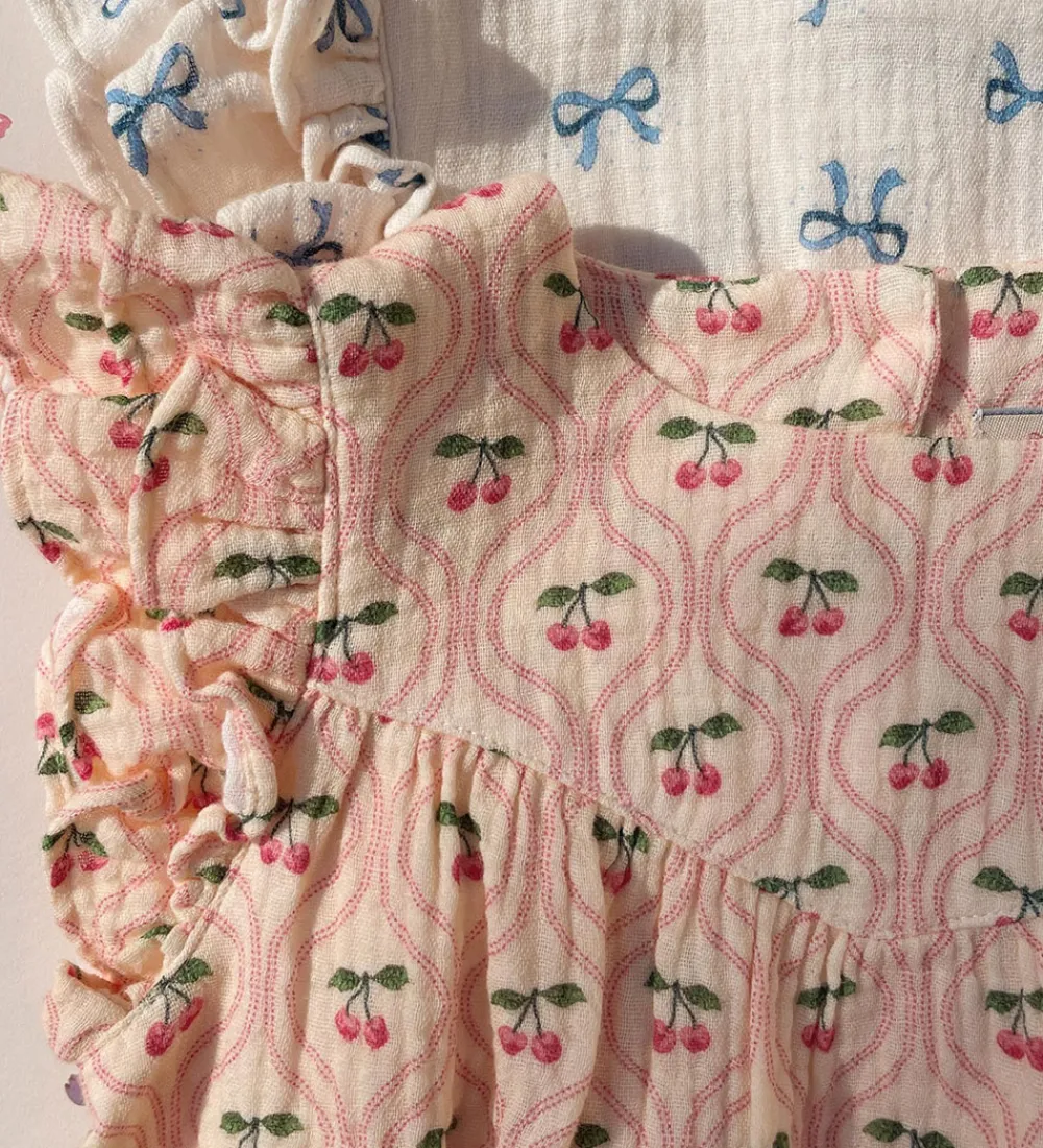 Sommerdragt - Musselin - Coco - Cherry Pink Motif|Konges Sløjd