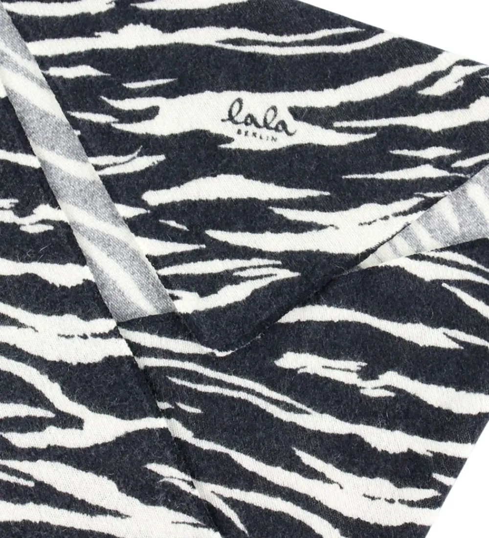 Tørklæde - 162x85 - Triangel M - Black Tiger|Lala Berlin Discount